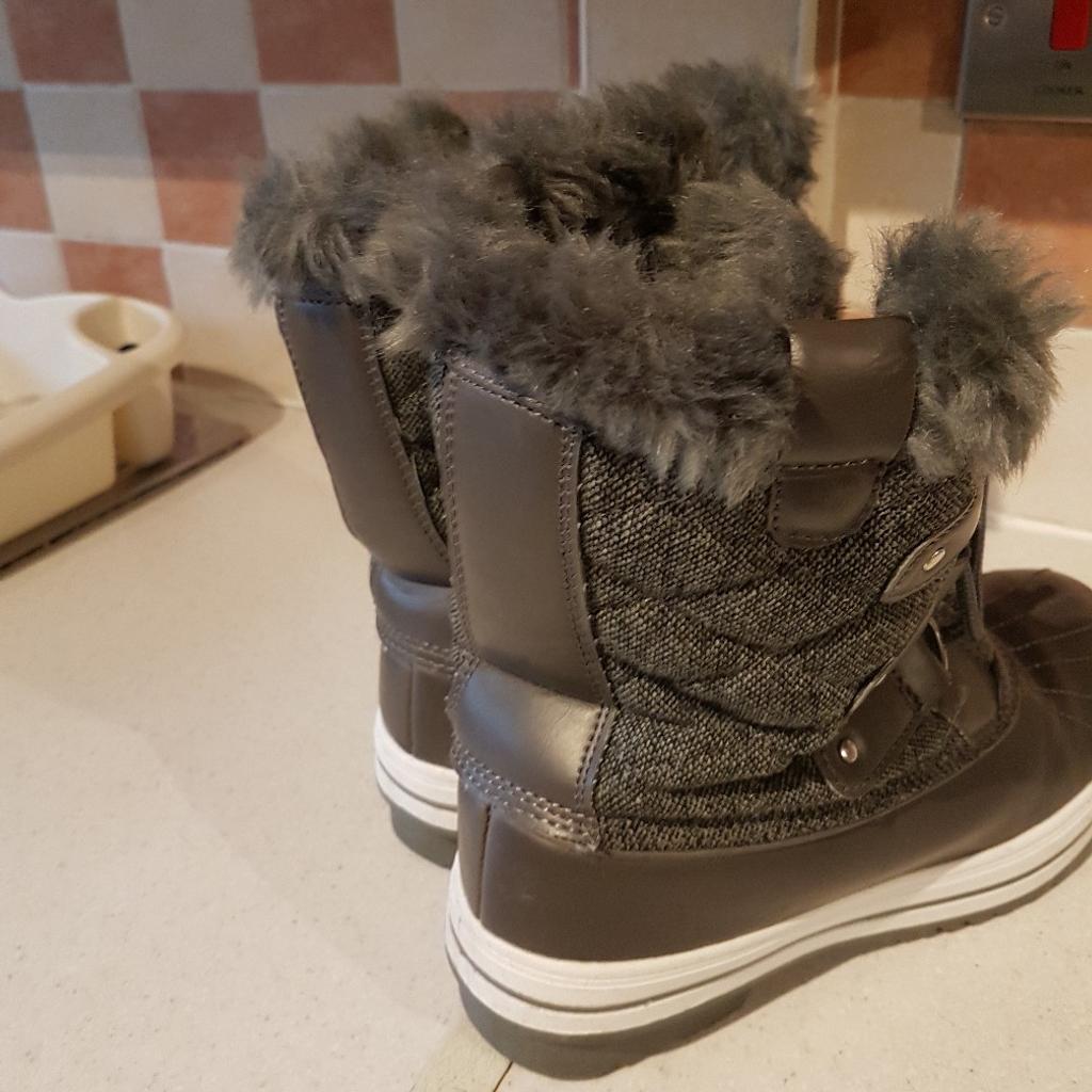 Polar cosy faux fur lined snow boots is excellent condition size 5. They look to be in barely used. Cash on collection or post at extra cost. Postcode for collection is LS104NF. I can offer free local delivery within ls five miles of my postcode. Listed on multiple sites so it may end abruptly. Any questions please ask and I will answer asap.