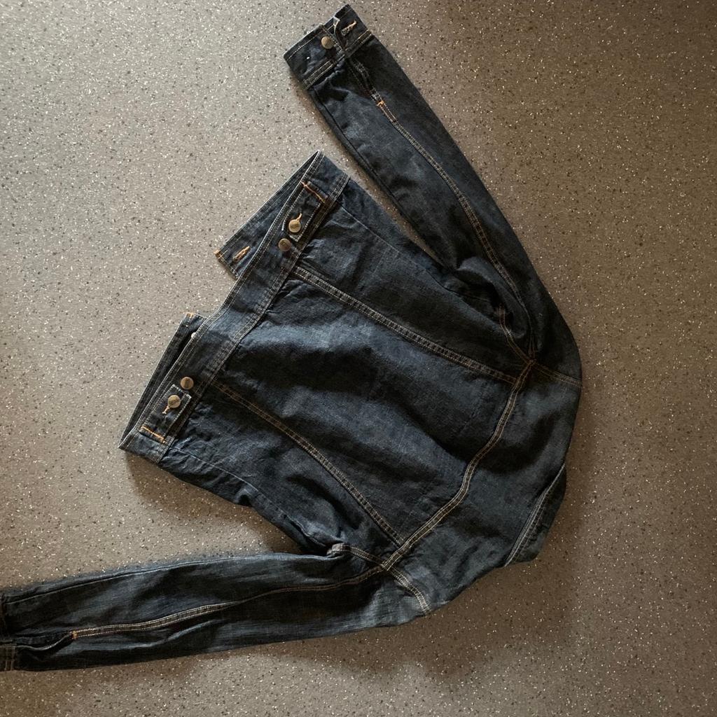 Jeans Jacke
H&M
Dunkelblau
2 Taschen
100 % Baumwolle
Neu