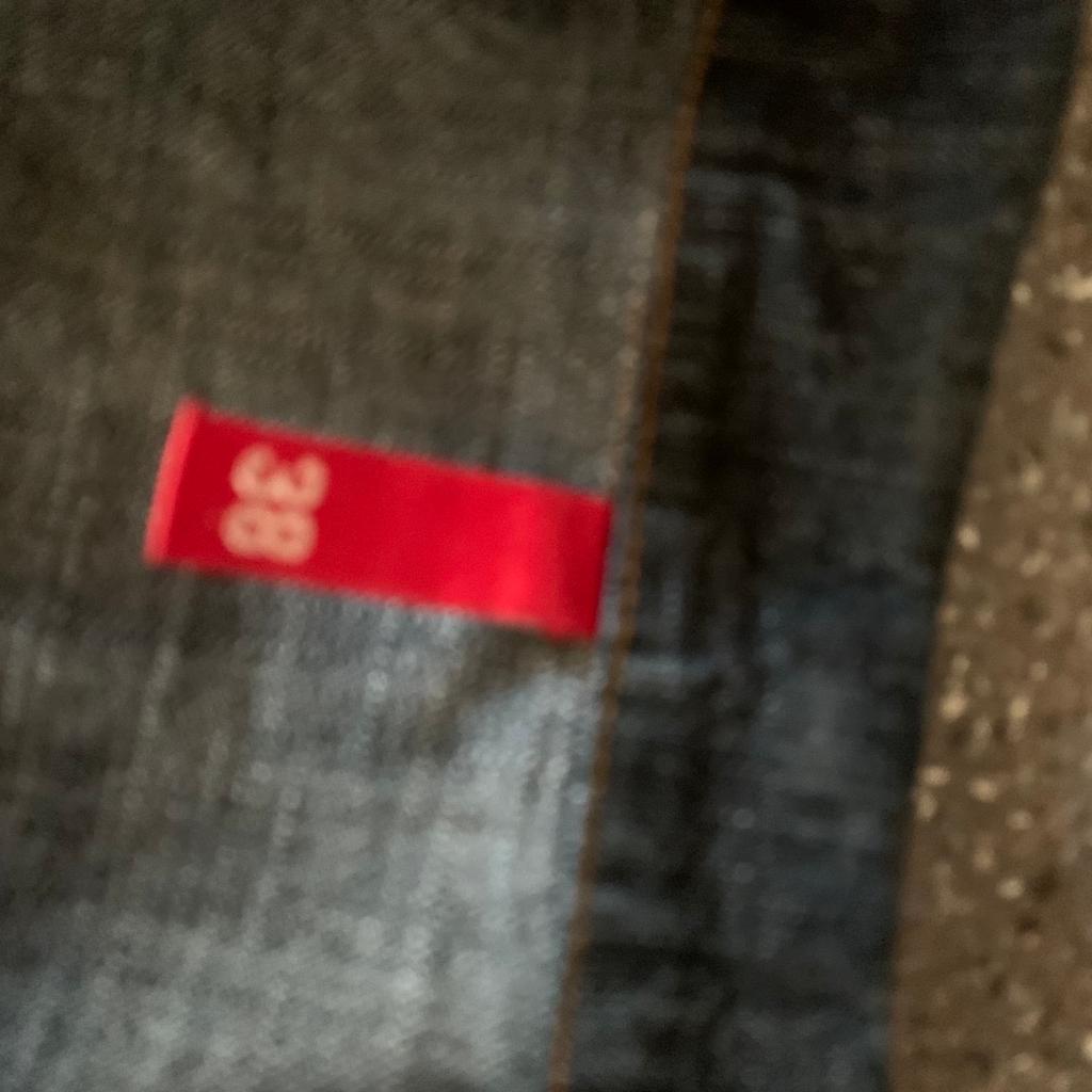 Jeans Jacke
H&M
Dunkelblau
2 Taschen
100 % Baumwolle
Neu
