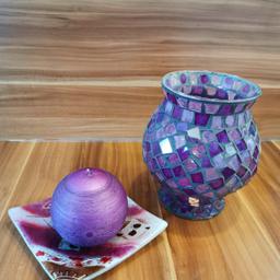 Windlicht aus Mosaikglas
violett/lila
H-18x15cm

Kerze mit Dekoteller
Glas, handbemalt
14,5x14,5cm

Keine Beschädigungen!
Privatverkauf! Kein Umtausch, keine Rücknahme, keine Garantie und Gewährleistung!
Gegen Aufpreis Versand möglich!