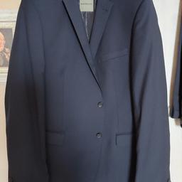 Anzug benvenuto dunkelblau, nur einmal getragen
frisch gereinigt
Hose Gr 52
Sakko Gr 106