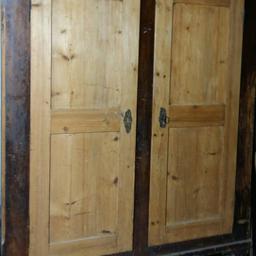 Antiker Holzkasten aus Massivholz
h.2m
t.42cm
b.162cm

oben fehlt ein st.Holz