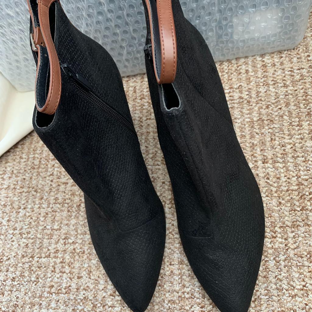 I didn't open the packaging when i bought them
only just realised that they had sent me 2 sizes
selling cheap because i can't return them

size 6.5 and size 7 wedge boots
grab a bargain