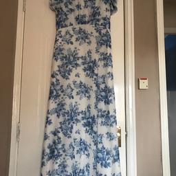 Dorothy Perkins Petite Blue Floral Midi Dress.
Size 10 Petite.
Never worn - tag still on.
Collection only.