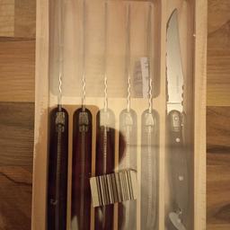 Steakmesser-Set 6-teilig
- mit Wellenschliff
- Griff aus echtem Rosenholz
- Aufbewahrungstray aus Holz