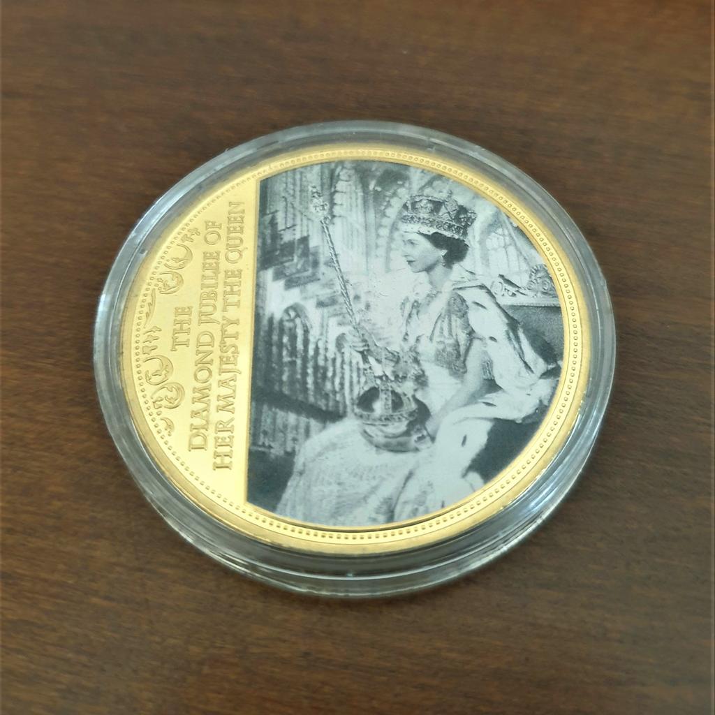 +++ Einmalige Gelegenheit !!! +++ Rarität +++

Biete eine 24K vergoldete Gedenkmünze mit s/w-Auflage zum 60 jährigen Thronjubiläum der Queen Elisabeth II "THE DIAMOND JUBILEE OF HER MAJESTY THE QUEEN * 1952 - 2012" in Kapsel zum Verkauf an.
Die Münze wurde noch nie aus der Kapsel entnommen!

Edelmetall: 24K / 999-Vergoldung
Durchmesser: 40 mm
Gewicht: 30,6 g

Privatverkauf - Garantie u. Widerrufs- od. Rückgaberecht sind ausgeschlossen!