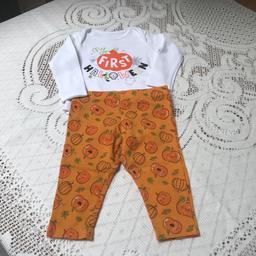 Lovely two-piece outfit for baby’s
First Halloween, includes long
sleeved body suit and patterned
bottoms featuring pumpkins.
Appropriate for girl or boy. 3-6mths
As new.

Payment via Shpock, PayPal or cash
on collection. Happy to post or consider
local delivery.