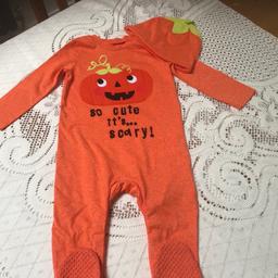 Bright orange body suit with
pumpkin detail on front , with
matching pumpkin hat 9-12mths.
As new.

Payment via Shpock, PayPal or cash
on collection. Happy to post, will consider
local delivery.