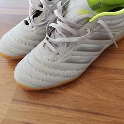 Adidas Copa Hallenschuhe, Größe 43 1/3 (UK 9), in grau u. neongelb, nur 1x getragen... Wie neu! Keine Mängel 
Versand gegen Aufpreis möglich