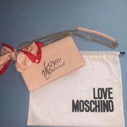 Ich verkaufe eine wunderschöne und sehr
seltengetragene Tasche von der Marke Love Moschino in rosa. 🥰

Die Tasche besteht aus eine silbernen Kette und einem rot/weißen Tuch, welches an die Kette gebunden ist.

Der originale Staubbeutel wird
mitgegeben. ☺️

Keine Rücknahme/Garantie da Privatkauf. 🙈

Bei Fragen bitte gerne melden :)