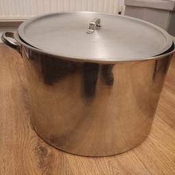 Stainless steel pot and lid
Useful (Effective) volume: 50 l approximately
Height 50cm
Diameter 30cm