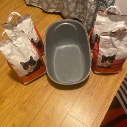 Medium size litter tray comes with 4 bags of cat litter pick up from Radcliffe m26 Manchester the lot for £10