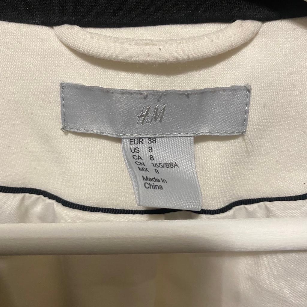 Weißer H&M Blazer mit schwarzen Details.
Größe 38