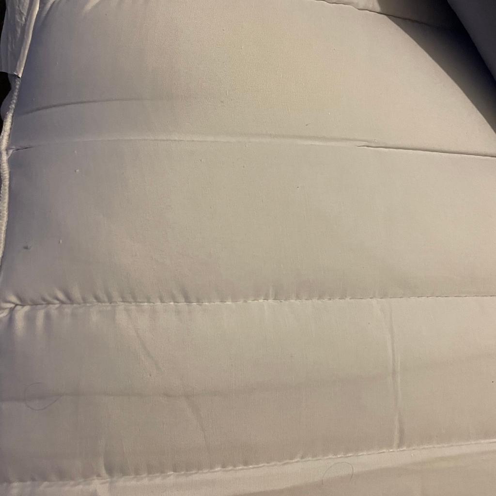 King size
Straps that help secure
Silentnight
Used temporarily until purchase of new mattress
