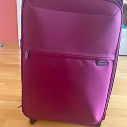 Koffer Samsonite fürs Handgepäck, lila, mit 2 Rollen, sehr leicht, in absolutem Top-Zustand.
Maße: 55 x 20 x 35 cm.
