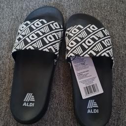 Biete Sandalen aus der Limited Edition Aldiletten komplett NEU UND UNBENUTZT. 
Versand möglich für zzgl. 4.9€ 

Perfekt für Sammler!
