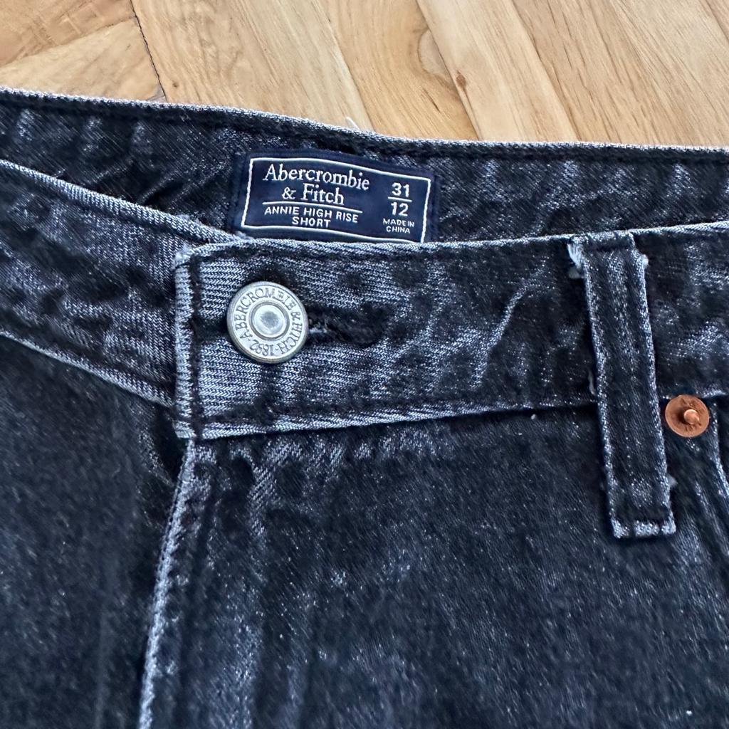 Ich verkaufe eine Jeans Shorts von Abercrombie & Fitch. Größe W31. Nie getragen. Versand 2€ als Warensendung. Schaut gerne in meinen anderen Anzeigen vorbei!