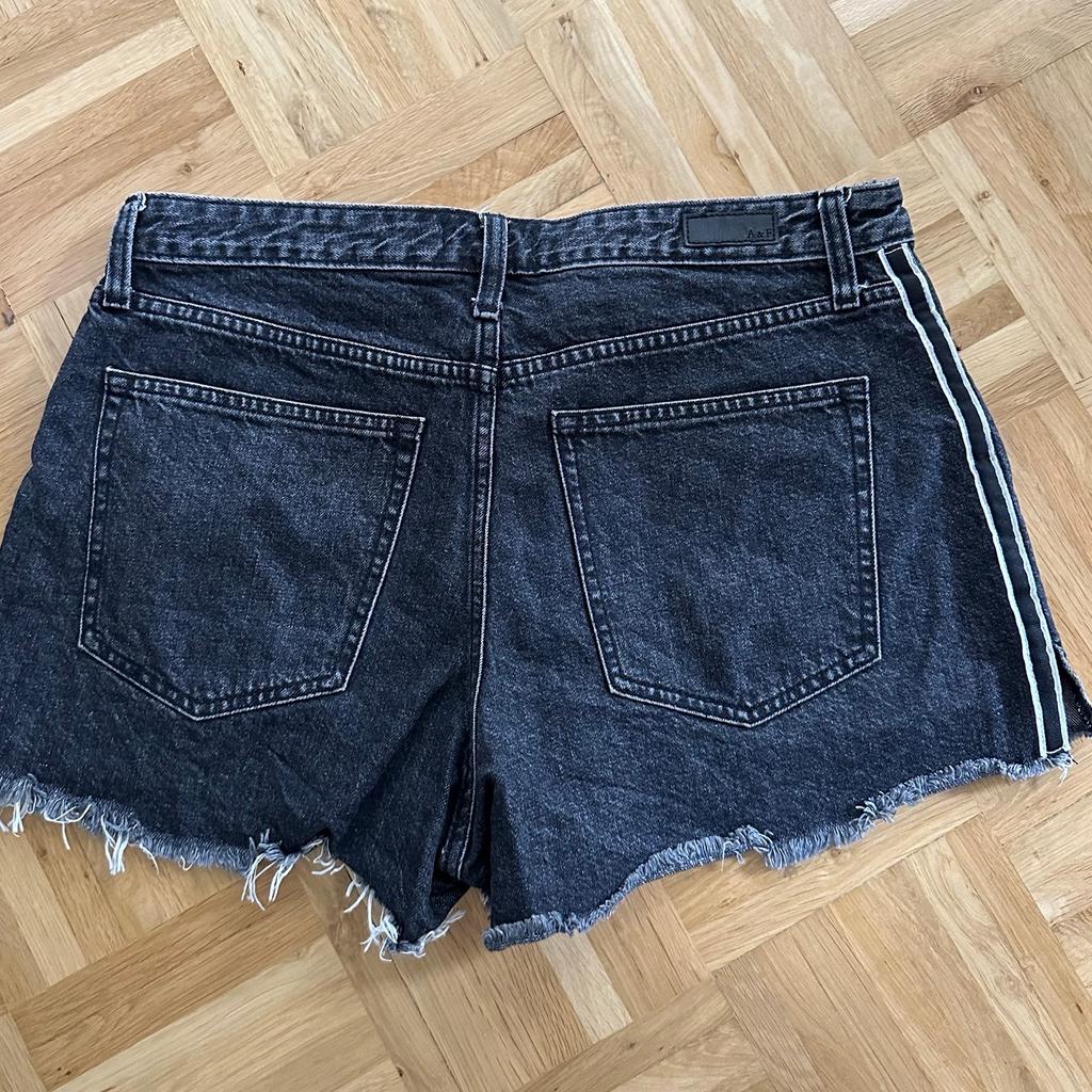 Ich verkaufe eine Jeans Shorts von Abercrombie & Fitch. Größe W31. Nie getragen. Versand 2€ als Warensendung. Schaut gerne in meinen anderen Anzeigen vorbei!