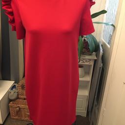 PRETTY DRESS WITH UNUSUAL FRILLED SHOULDERS. LENGTH 34 PERFECT FOR CHRISTMAS. SIZE 10.
95% poly 5% elastane for comfort. Brand new with tags. Can post for £3. Or collect Dukinfield. Thanks for looking!!
