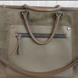 Karki Atmosphere Large 2 Tone Tote Handbag in New Condition, will carry Documents and Other Personal items, look good with any outfit.
SELLING TO BUY FOOD. 🙏
NOW LOWER PRICE