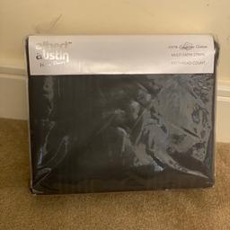 New and still in packaging. Hotel quality King duvet
cover set includes one duvet cover and 2
pillowcases.
100% Egyptian cotton
Muti satin stripe 400 thread count
Size: King (230 x220cm)
Colour: Steel grey
