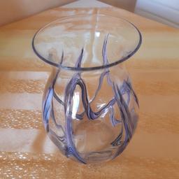 Blumenvase aus Glas mit sehr schönem Muster. Durchmesser ca. 10,5 cm, Höhe ca. 21 cm