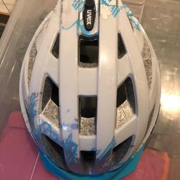 Ich verkaufe einen hochwertigen Fahrradhelm für Kinder von Uvex. Der Helm wurde sehr wenig genutzt und ist daher wie neu. Keine Stürze oder ähnliches.
Die Größe ist 52-57cm.

Da Privatverkauf Keine Garantie oder Rücknahme.