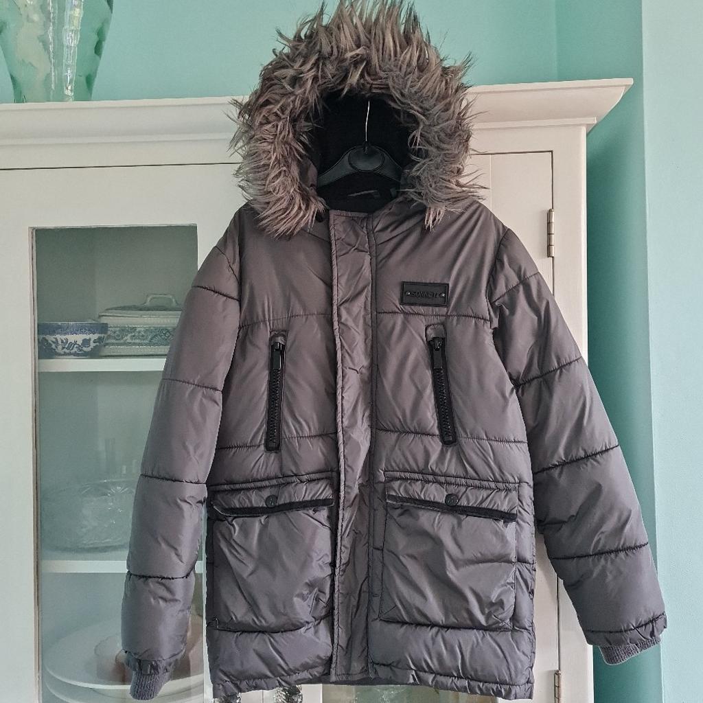fantastic padded boys coat. 2 pockets with press stud fastenings and 2 zippable chest pockets.Cuffs have ribbed edge with thumb hole to keep extra warm.Hood with fur trim. Excellent condition. Was £50 new