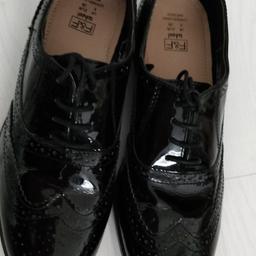 Brand new girls shoes size UK 5 - EUR 38. Colour shiny black with laces.