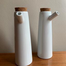 Weißes Porzellan mit Korkverschluss
Größen: 
Flasche  ~ 15 cm
Mit Korken 16,50 cm

Neu & Unbenutzt.