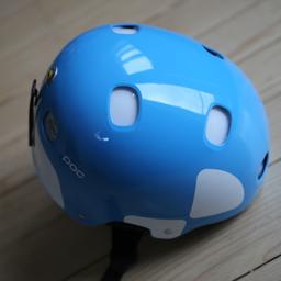 Hellblauer Skihelm. Mips. Recco-Reflektor. Ohrenschutz. Größe XL (59-60 cm).

Keine Beschädigungen oder Kratzer. Der Helm wurde immer im schützende Stoffsack im Kasten aufbewahrt. Aufkleber waren nie auf dem Helm.