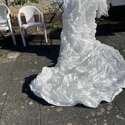Ein Brautkleid mit langer Schleppe und schleiher einmal getragen und gereinigt nur zur selbstabholung!!