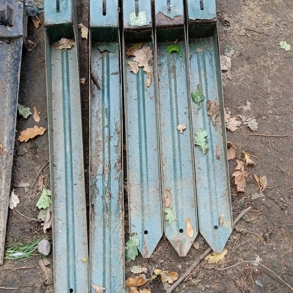 REDUCED TO CLEAR

5 USEABLE METPOSTS.

OTHER METPOSTS AVAILABLE.

2 ARE 3ft ...90cm.

3 ARE 2.5ft... 75cm.

SALVAGED FROM A GARDEN MAKEOVER..

NO BOLTS AS CUT OFF TO REMOVE ROTTEN POSTS

TOO GOOD TO SCRAP..

IDEAL FOR RECYCLING ESPECIALLY DUE TO CURRENT ECONOMIC CLIMATE...

MANY YEARS LEFT IN THESE..

RUSTY AND FLAKING PAINT SO COULD WELL BENEFIT REPAINT TO DOUBLE THEIR LIFE..

PRICE IS FOR ALL..

PLEASE CHECK OUT MY PAGE FOR NUMEROUS UNIQUE ITEMS AVAILABLE TO BUY..