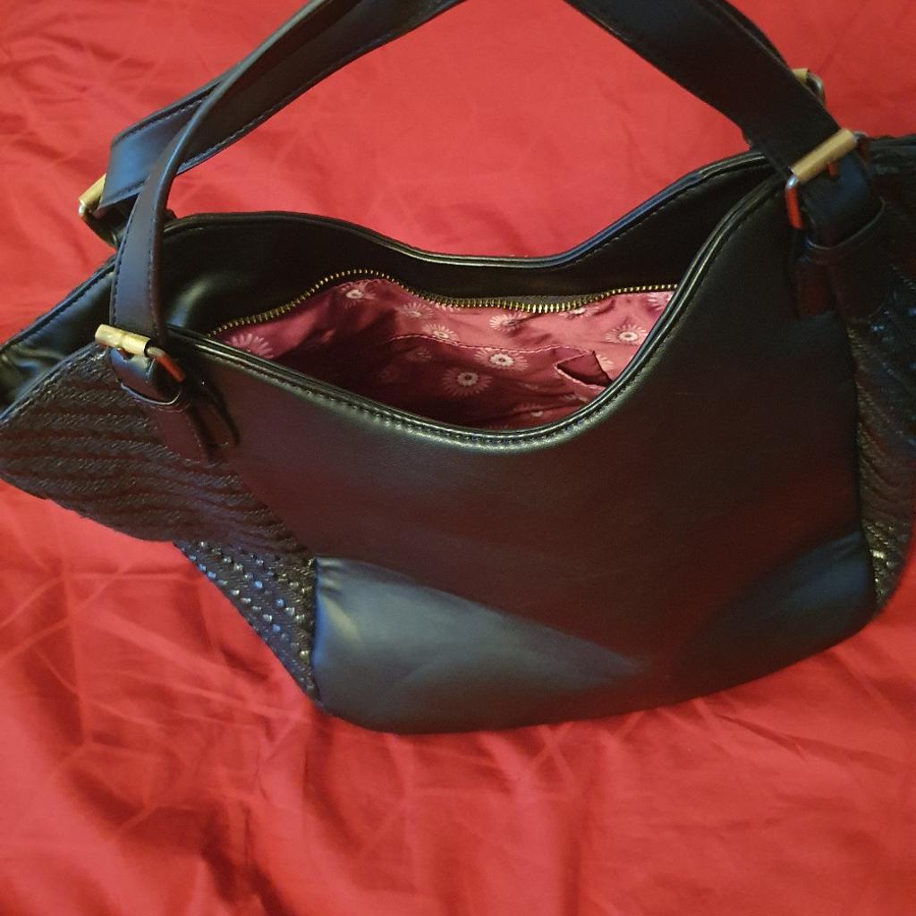 Geräumige Desigual Handtasche mit Extrafächern
mit kurzen Henkel und einem längenverstellbaren Trageriemen
mit Reißverschluss