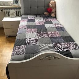 Schrank , Bett mit Matratze und Nachttisch