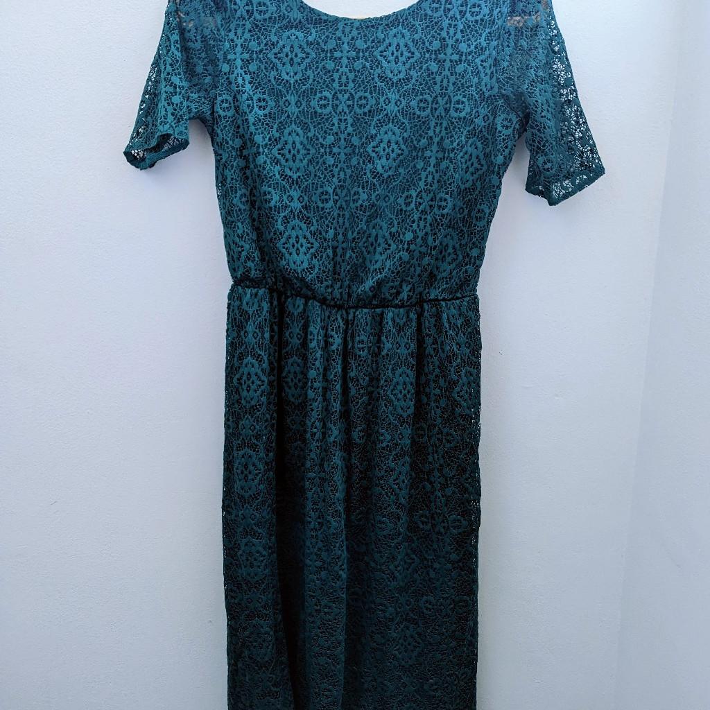 This lacy green/teal dress from ASOS is in an excellent condition with no signs of wear and tear. It's elasticated in the waist and will fit size 10 (but also 12 in my view).
Collection from West Acton (W3) / Ealing (W5)
Could be posted.
Please check the other dresses in my listings.