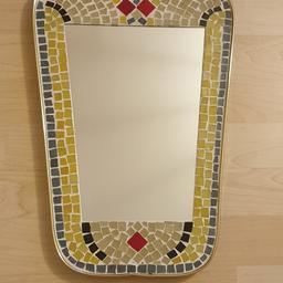 super schöner Vintage Spiegel aus den 60ern mit Mosaik Rahmen in Nierenform
Umrandung passend zu den Nierentischen mit gold/schwarz typischen Bandeinfassung....
27 x 40 cm 2 cm stark
Versand möglich