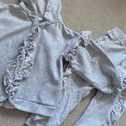 Zippy and jogger set 
With white lace frills looks really cute on 
Worn a few times in great condition 
Size 2-3 years