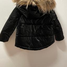Verkaufe Original Michael Kors Kinder Winterjacke in einem sehr guten Zustand da die Jacke sehr wenig bis kaum getragen wurde.
Keine Flecken oder Löcher!! Und häkt wirklich warm.
Größe:92/98

Versandkosten trägt der Käufer.