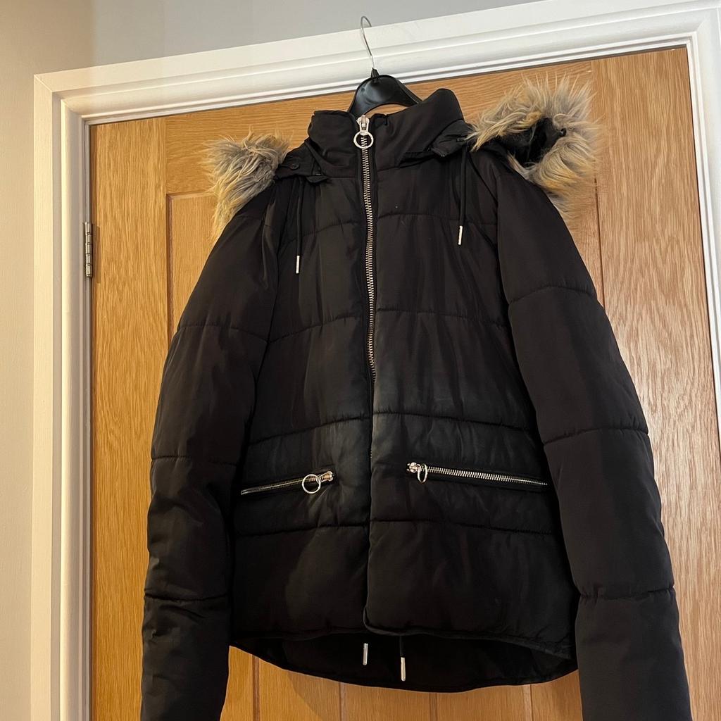 Top Shop padded Parker style coat with removable hood and detachable fur trim
Size 10
Excellent condition