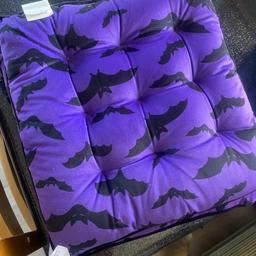 6 chair cushions with ties. Velvet feel. Purple with black bats. Originally from homesense. Three sets of two cushions. One still with tag on. Happy to post if buyer covers cost of postage.