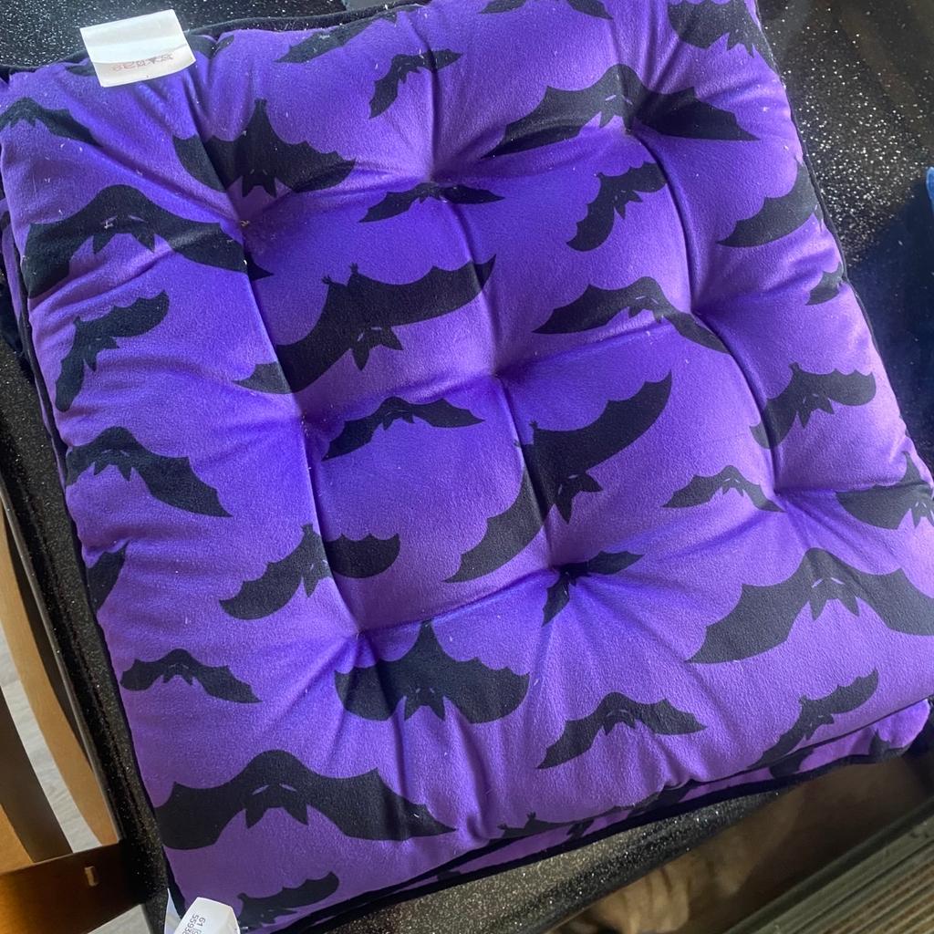 6 chair cushions with ties. Velvet feel. Purple with black bats. Originally from homesense. Three sets of two cushions. One still with tag on. Happy to post if buyer covers cost of postage.