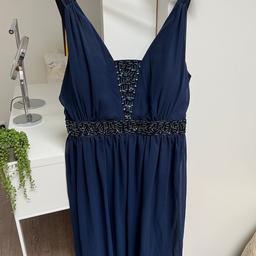 Schönes blaues Abendkleid vorne mit Pailletten besetzt und mit gesmoktem Rückenteil hinten. Größe 50 (UK 22)

Bei ASOS gekauft - wurde nur ein Mal getragen