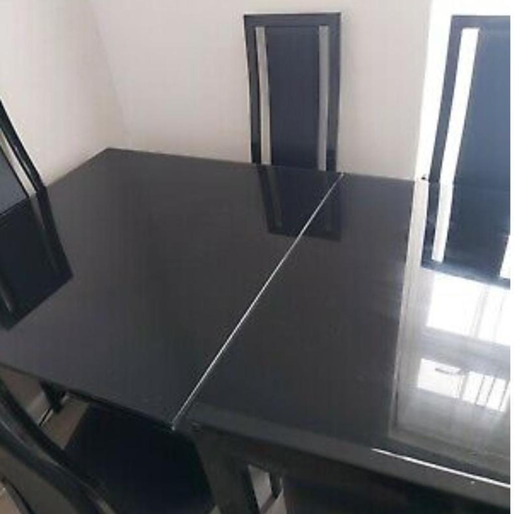 Harvey's Noir Extendable Dining table & chairs
 Few minor scratches
BB5 0JD

PICK UP ONLY