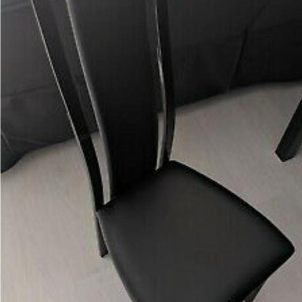 Harvey's Noir Extendable Dining table & chairs
 Few minor scratches
BB5 0JD

PICK UP ONLY