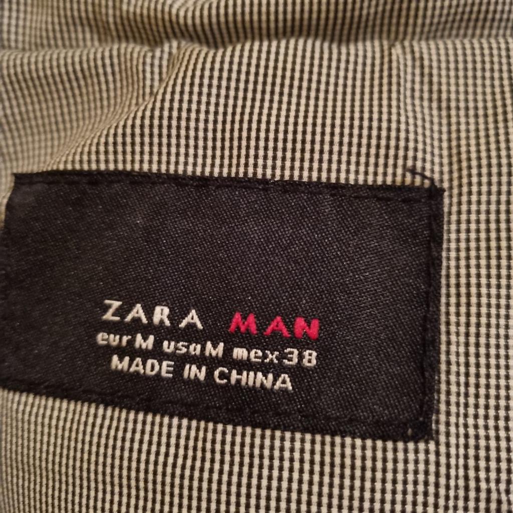 Verkaufe hier eine Zara Man Weste Gr.M in Schwarzer Camouflage. Wurde ein paar mal getragen, ist in einem einwandfreien Zustand.
Versandkosten extra.