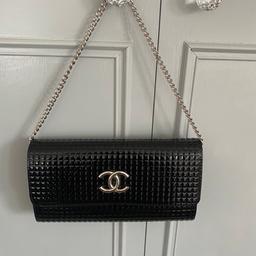Hi I’m selling a lovely patent clutch bag with chain, very pretty, good condition