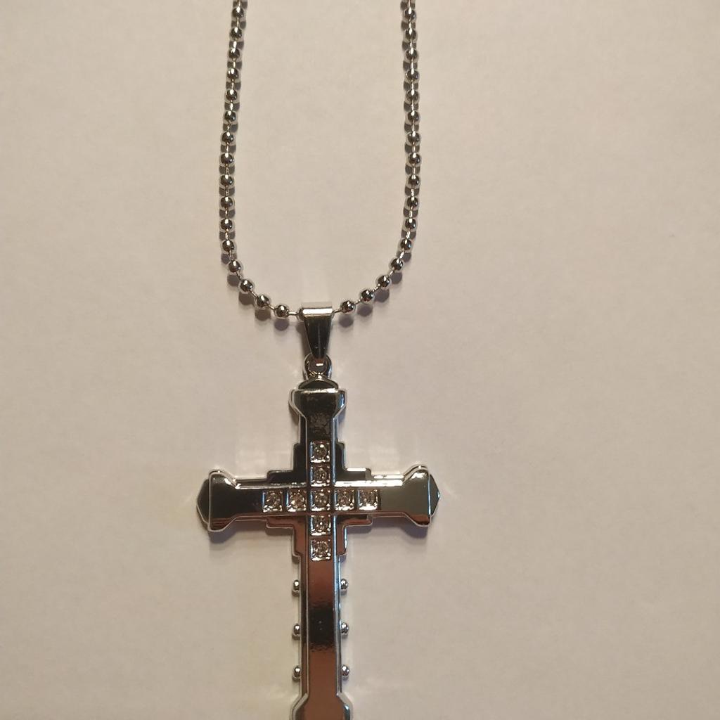 Verkaufe ein sehr schönen Kettenanhänger Kreuz mit Strasssteine in Silber. Inklusive Kette. Neuwertig. Wurde nie getragen. Kreuz ca. 5cm lang. Kette Gesamtlänge 30cm. Bei Fragen mich gerne anschreiben.