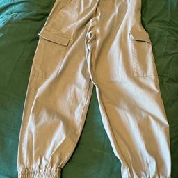 Men’s size small CARGO 98% cotton trousers
Asos design
Light grey/green colour
Elasticated drawstring waist
6 pockets
Like new, only worn a couple of times
Excellent condition. No marks, stains.
Collection B45 Rubery close to high street.
Thanks for looking. Check out our other items.