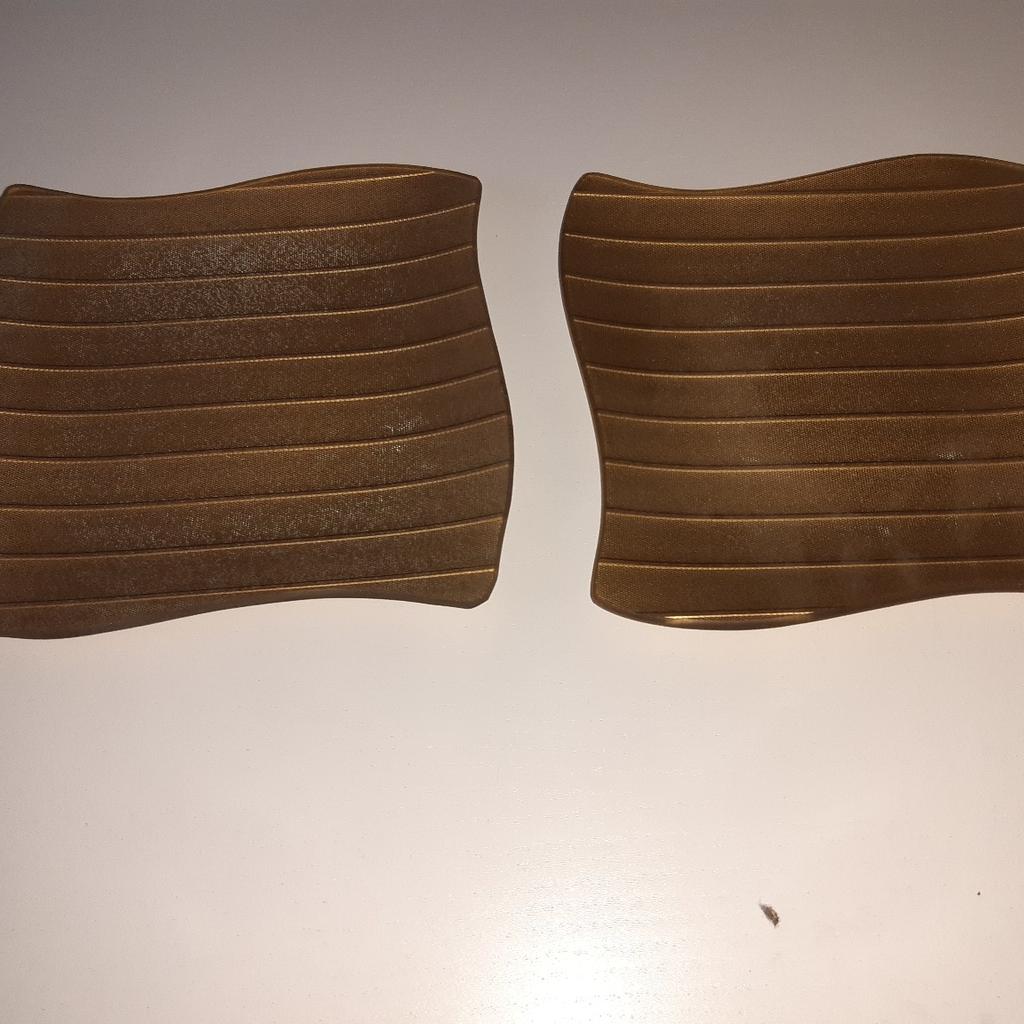 2 braune Dekoteller
ca. 17×17 cm

Abzuholen in Worms-Pfeddersheim Versand gegen Aufpreis